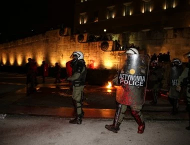 Επίθεση κατά αυτοκινήτων βουλευτών μετά το τέλος της ψηφοφορίας (φωτο)